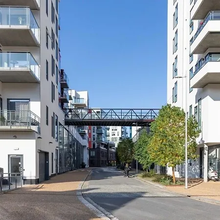 Vicken Modern In The Vibrant Waterfront Apartment