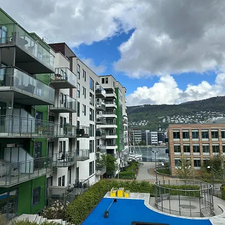 Vicken Modern In The Vibrant Waterfront Apartment