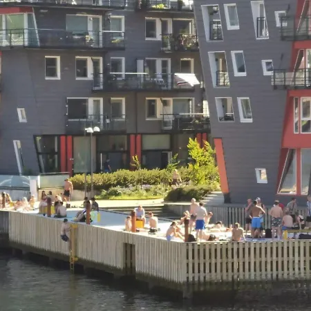 Vicken Modern In The Vibrant Waterfront Apartment